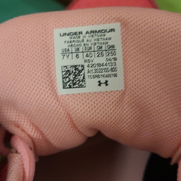 NWT Youth Under Armour Running Shoes - Picture 5 of 7
